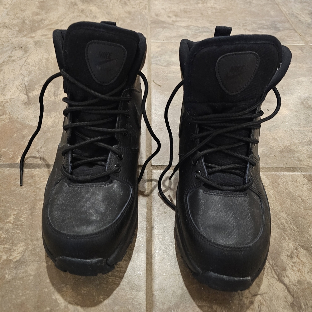 Nike Manoa Mid Triple Black Shoes - Size 7 M/